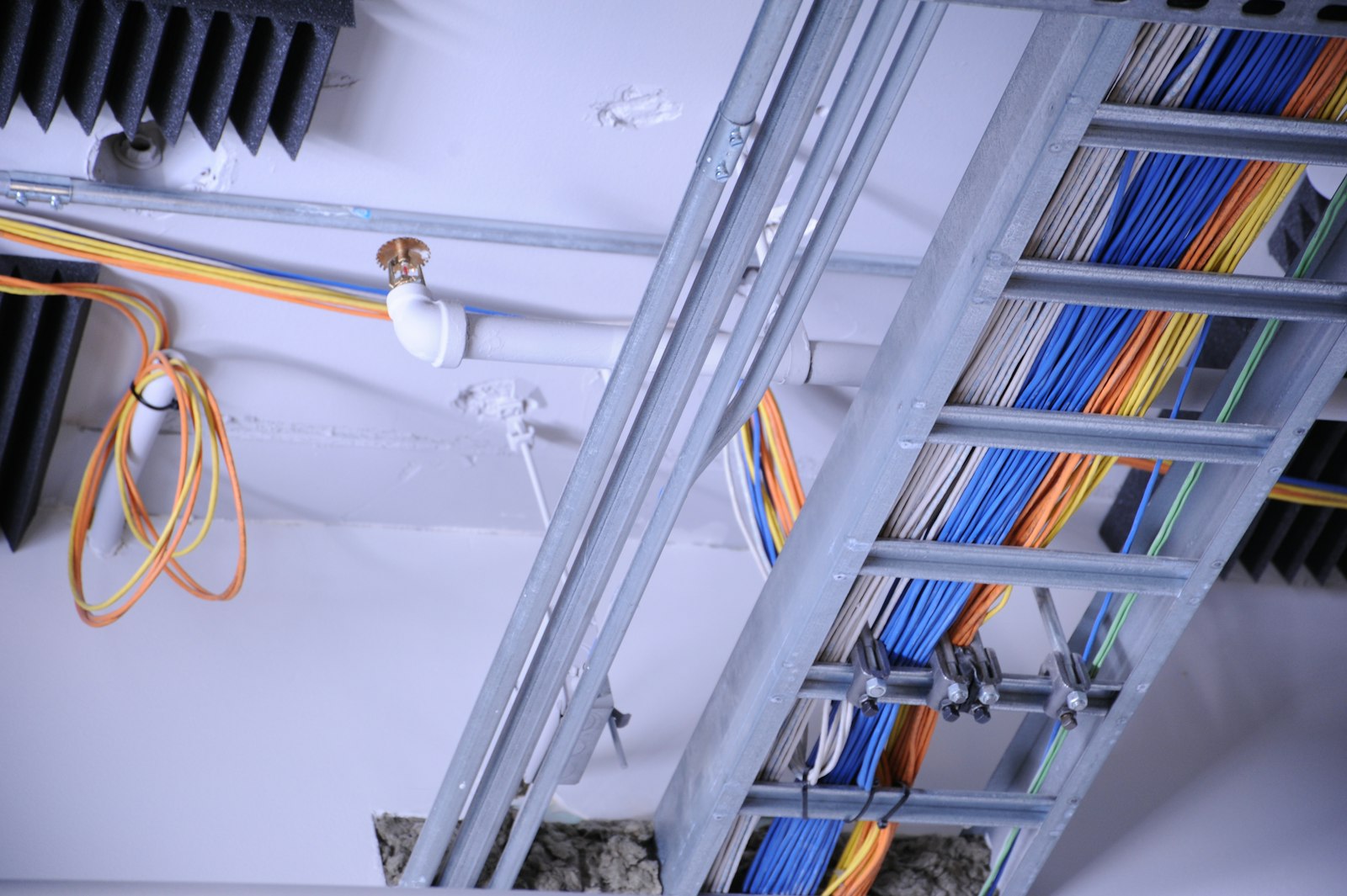 Nové kabelové trasy elektroinstalace vedené pod stropem